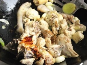 加入冰糖，老抽，和五香粉，及适量盐，调味。