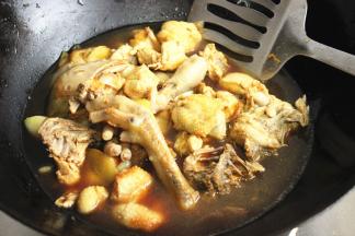 加入水，炖半个小时。