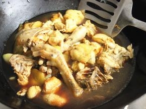 加入水，炖半个小时。