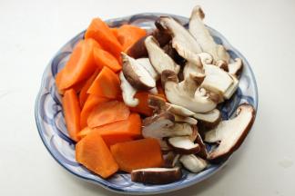 炖鸡的时候处理胡萝卜和香菇，分别切滚刀块和片。