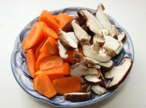 炖鸡的时候处理胡萝卜和香菇，分别切滚刀块和片。