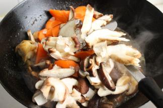 香菇和胡萝卜加进去。