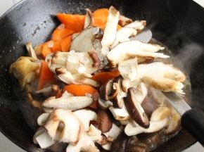 香菇和胡萝卜加进去。