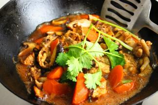 收汁好加入香菜即可。