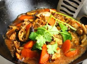 收汁好加入香菜即可。