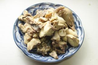 鸡块绰水后洗净浮沫。