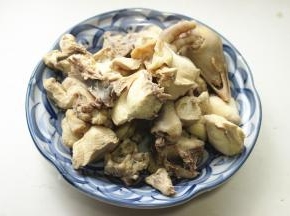 鸡块绰水后洗净浮沫。