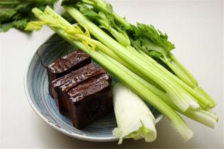 香干和芹菜，芹菜洗净去掉老叶老茎，葱洗净。。