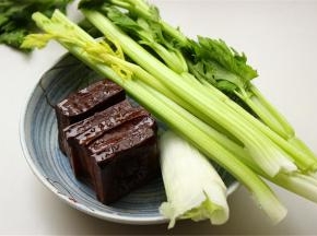 香干和芹菜，芹菜洗净去掉老叶老茎，葱洗净。。