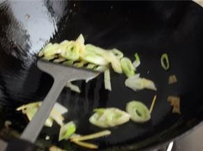 炒锅放油，爆香葱末。