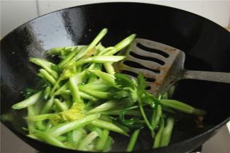 加入芹菜翻炒1分钟，