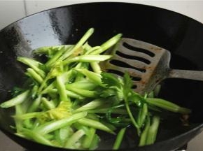 加入芹菜翻炒1分钟，