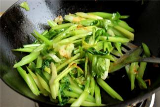 加盐和五香粉调味。