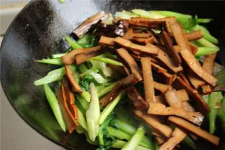 加入香干，我这次买的是五香香干，所以等芹菜炒入味之后再加入翻炒，这样咸度就一致了。