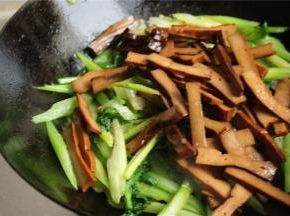 加入香干，我这次买的是五香香干，所以等芹菜炒入味之后再加入翻炒，这样咸度就一致了。