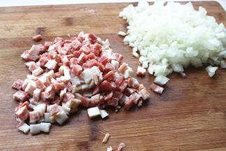 培根切碎，圆葱切碎。