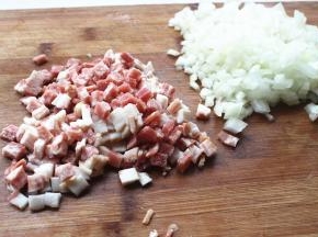 培根切碎，圆葱切碎。