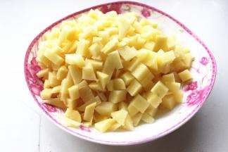 土豆切小丁。
