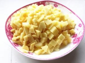 土豆切小丁。