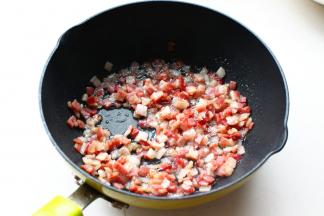 锅内放少许油，放入培根煎香。