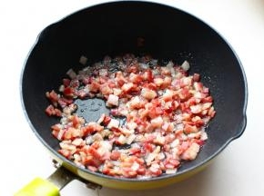 锅内放少许油，放入培根煎香。