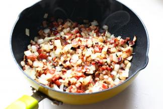 煸炒至圆葱透明。