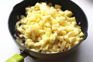 加入土豆丁。