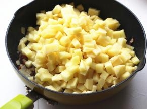 加入土豆丁。