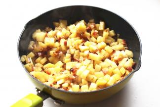 炒一会，土豆变软。