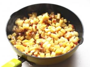 炒一会，土豆变软。