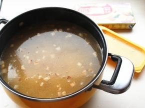 移入汤锅，加入适量水。