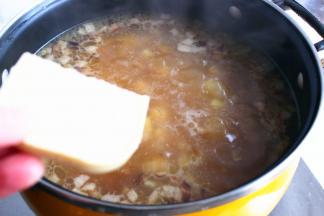 烧开后，炖半个小时，土豆变的绵软，加入奶炖小方，继续再炖一会。