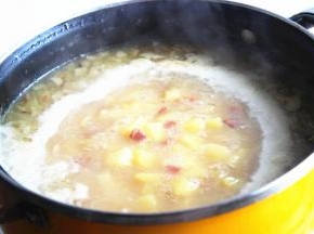 炖至汤汁变白变稠即可。