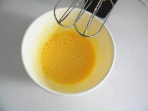 用打蛋器将蛋黄加糖粉搅打到发白发大的状态