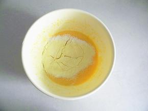 过筛的面粉放入蛋黄中