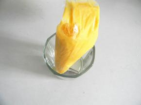 装入裱花袋，裱花袋头剪个小口，也或者装上个5mm的裱花嘴