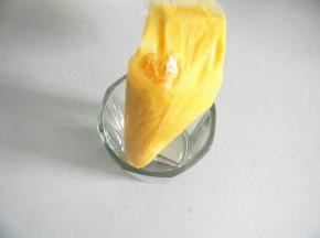 装入裱花袋，裱花袋头剪个小口，也或者装上个5mm的裱花嘴