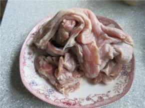 羊肉洗净摘去外皮上的杂质