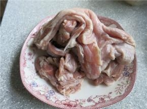 羊肉洗净摘去外皮上的杂质