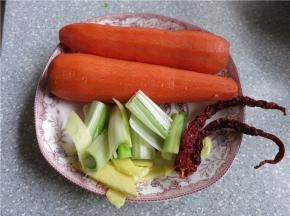 胡萝卜 葱段30克  姜片20克  干红辣椒2只  花椒粒少许