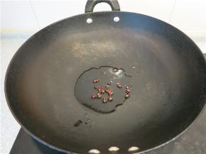 炒锅放油丢几粒花椒爆香