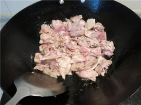 将羊肉放入翻炒