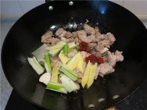 将葱姜辣椒放入翻炒出香味