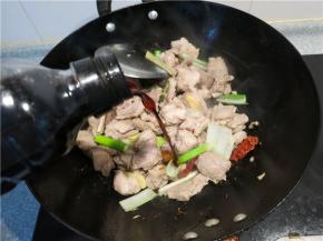 加入20ml的鲜味酱油，加入10ml的红烧酱油