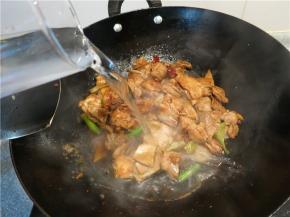 加入适量的热水漫过肉即可