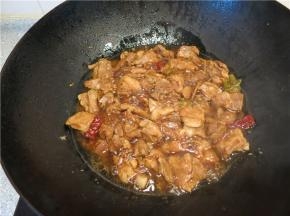 开锅后转小火慢炖，用筷子能一戳就透羊肉就炖好了