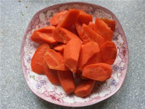 胡萝卜切成滚刀块