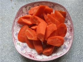 胡萝卜切成滚刀块