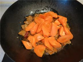这时放入切好的胡萝卜