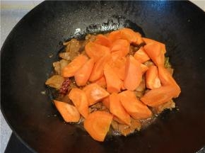 这时放入切好的胡萝卜